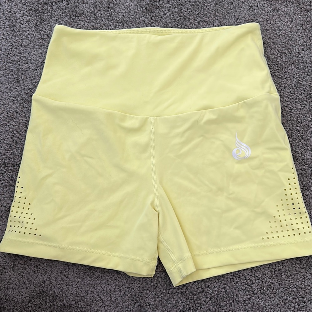 RyderWear pastel yellow shorts size small, great condition!